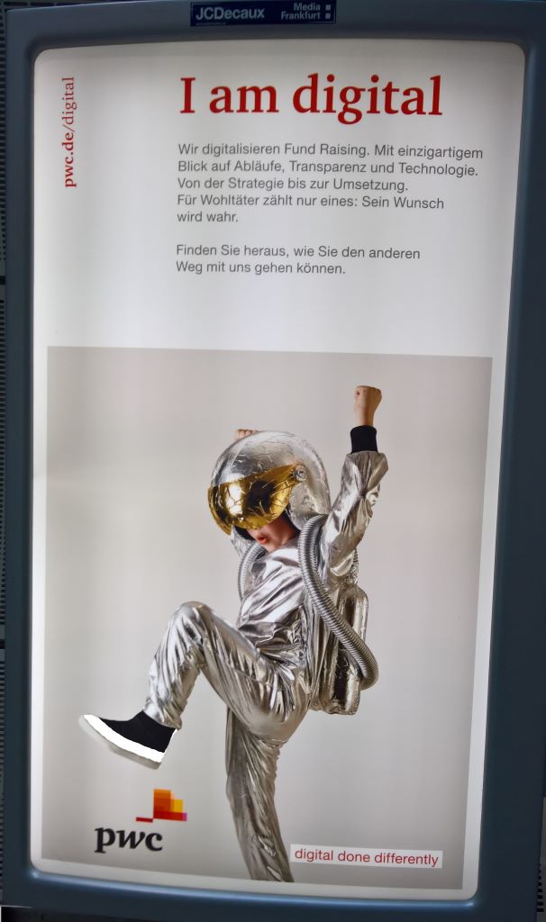 Plakat des Unternehmens PWC zur Digitalisierung. Ein kleiner Junge stampft in einem selbstgebastelten Raumanzug durchs Bild.